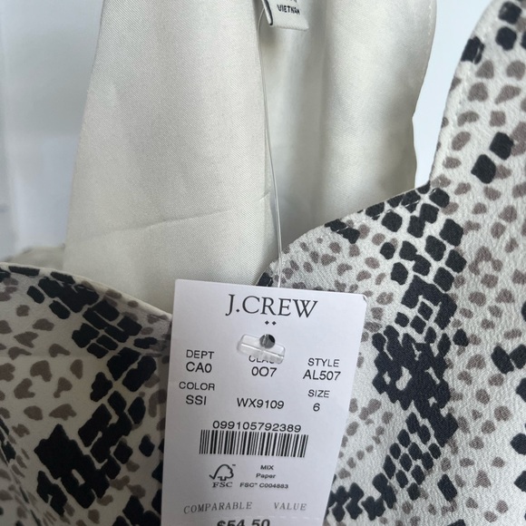 Scalloped Crepe Cami - Picture 2 of 4